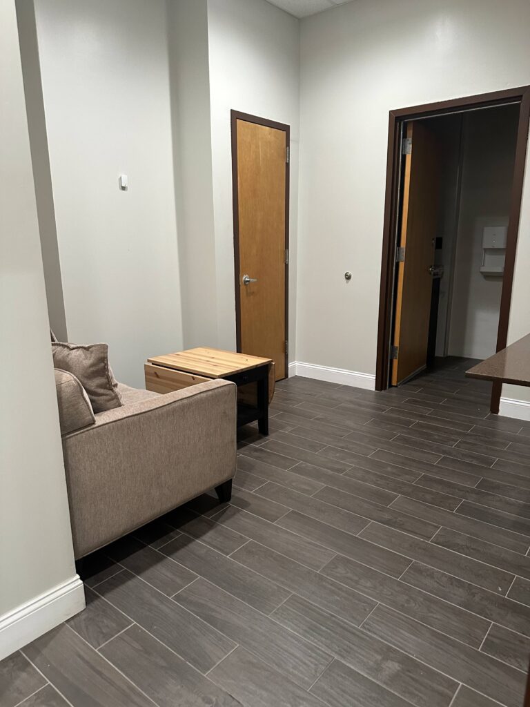 Green room with private bathroom at Annex 302